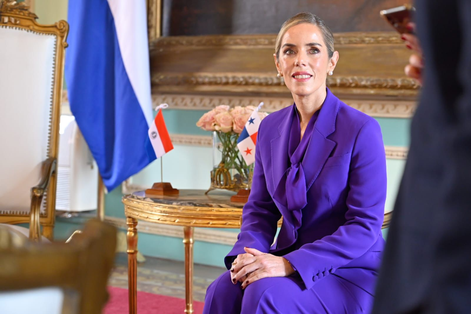 Oficina de la Primera Dama advierte sobre videos falsos con estafas financieras generados con IA