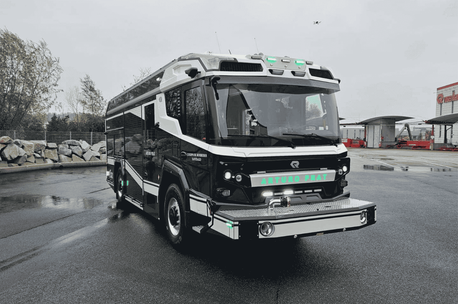 Bomberos de Santiago presentan primer automóvil bomba eléctrico de Chile y Latinoamérica