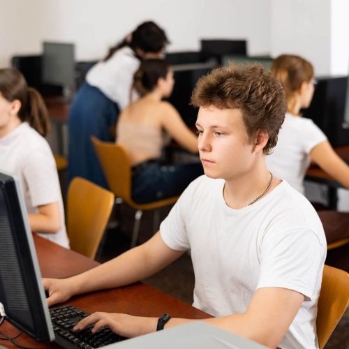 Jóvenes Conectados: tecnología que transforma el aula y abre oportunidades