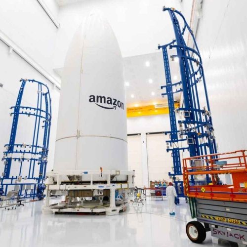 Amazon lanza satélites con el Proyecto Kuiper y entra en competencia directa con SpaceX